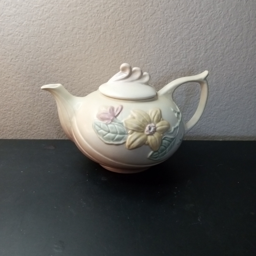 EXQUISITE 1950 Hull USA Pottery Magnolia Teapot
